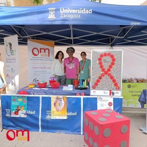 Voluntarios en la mesa junto al nuevo juego