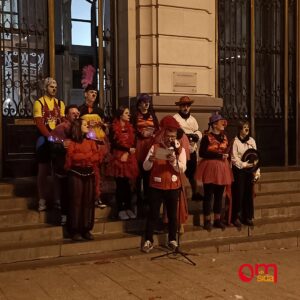 Bauti, voluntario de Omsida lee el Manifiesto en Plaza de España